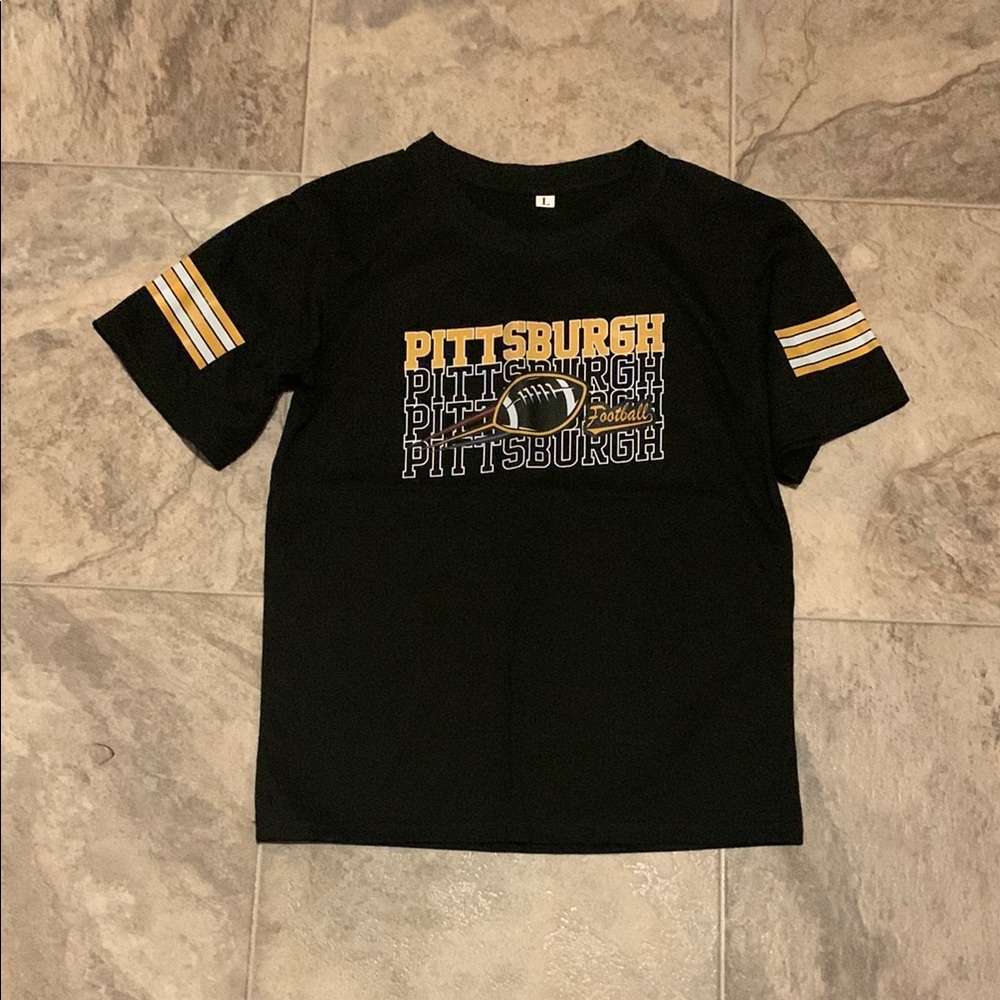 👦 🧒🏼 👧🏾 NWT Children’s fit Black Pittsburgh F O O T B A L L Graphic T-Shirt